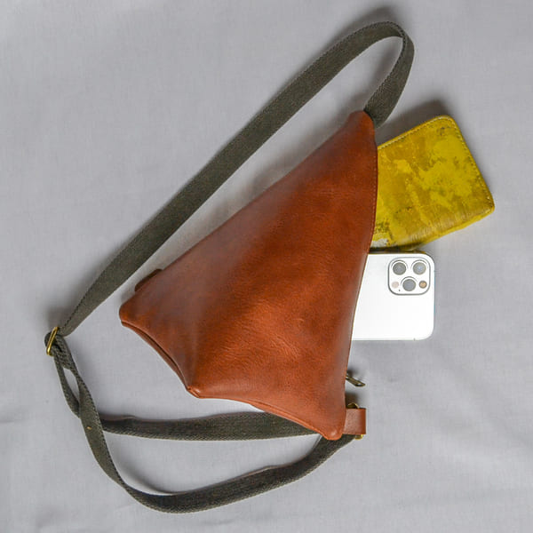 革工房すだく / アダット（S）/ オイルレザー三角ボディーバッグ