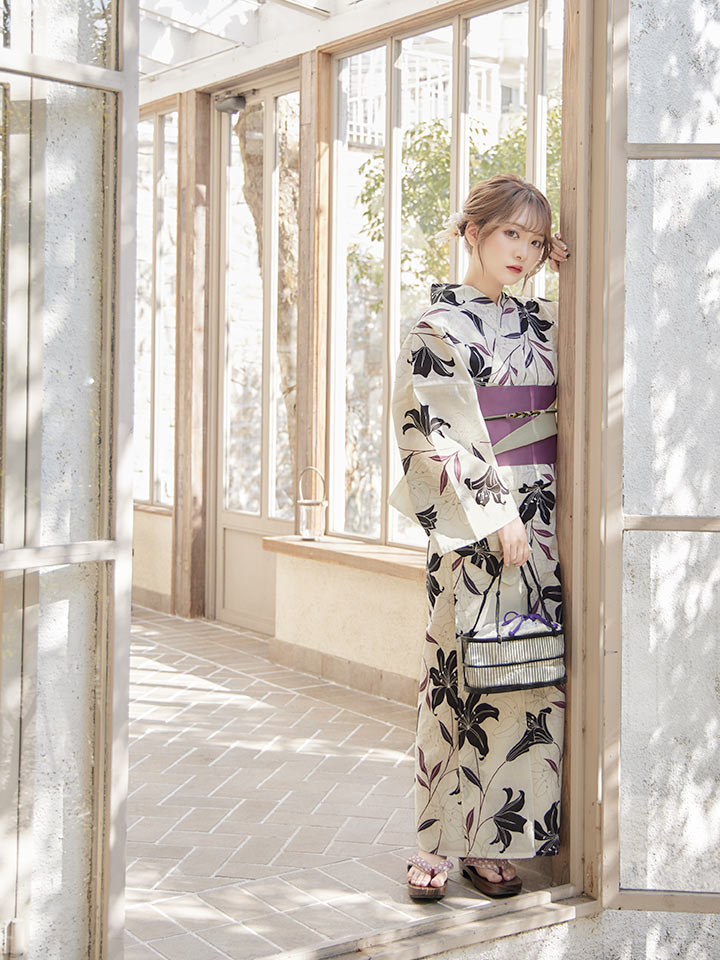 即日発送！】【浴衣】白地×百合柄浴衣 【浴衣3点セット 浴衣/帯/下駄