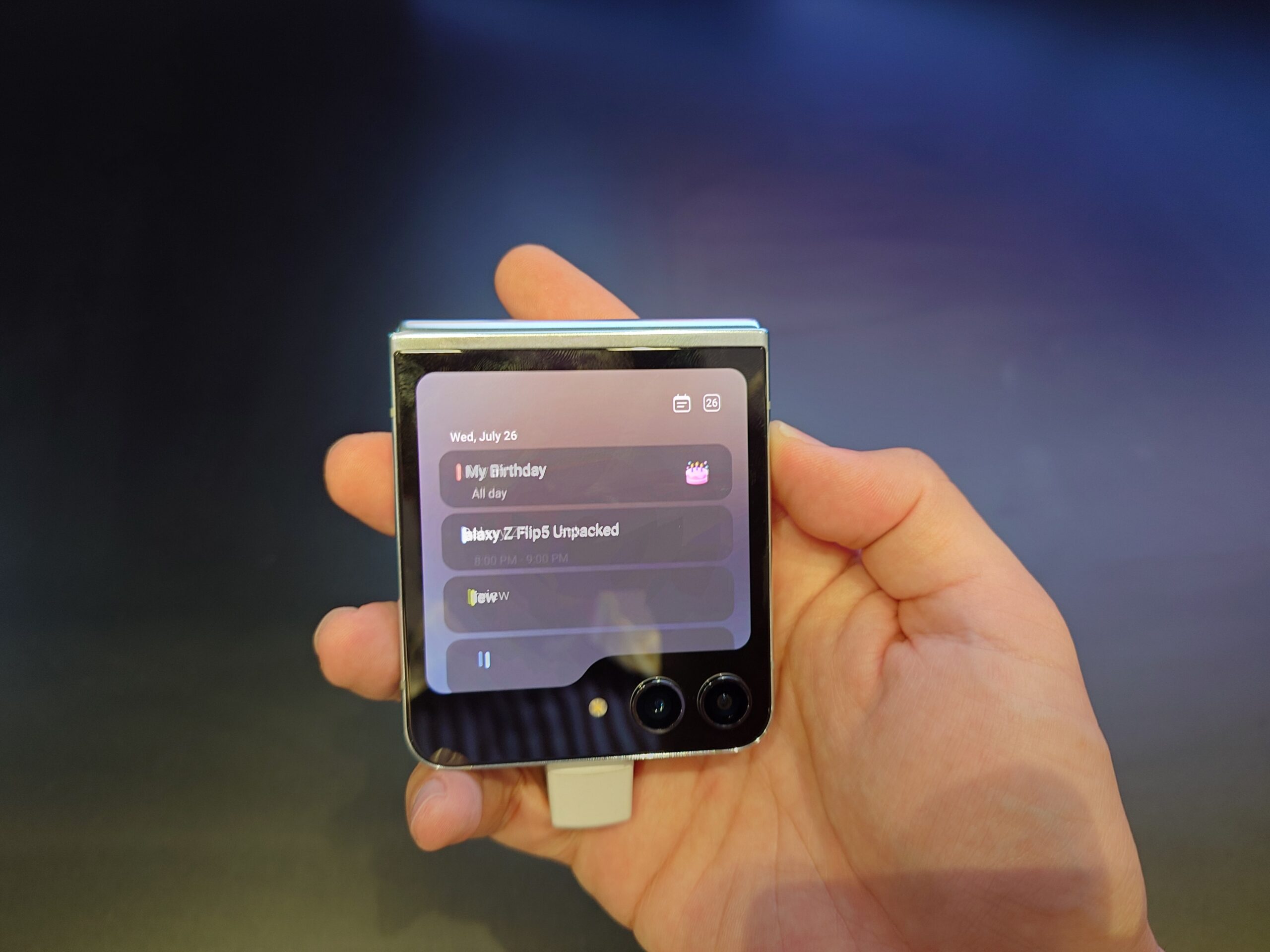 9/1発売】Galaxy Z Flip5を触って感じた、片手で開ける「ガラケー」の