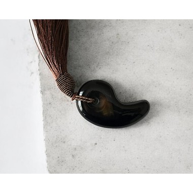 邪気を払い、心を安定させる、黒メノウの勾玉。 商品詳細｜天然石は