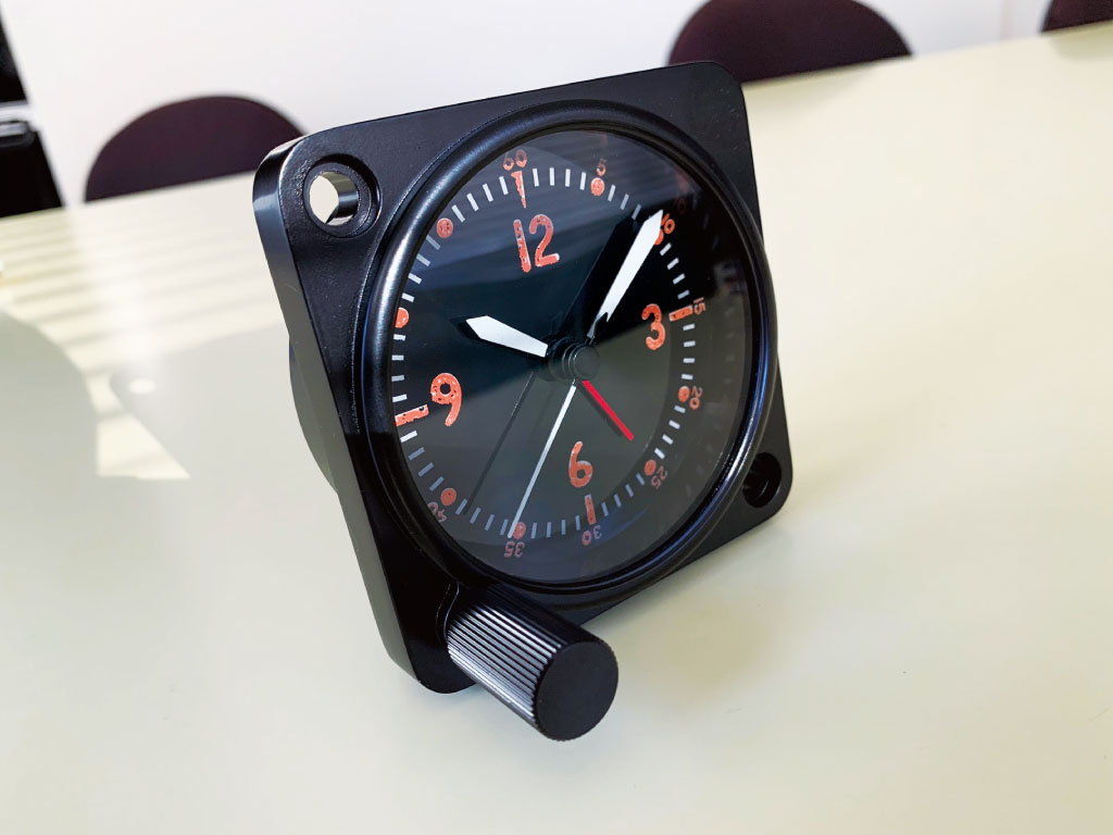 この重厚な雰囲気で9900円!?】戦闘機のコックピットクロックを復刻した