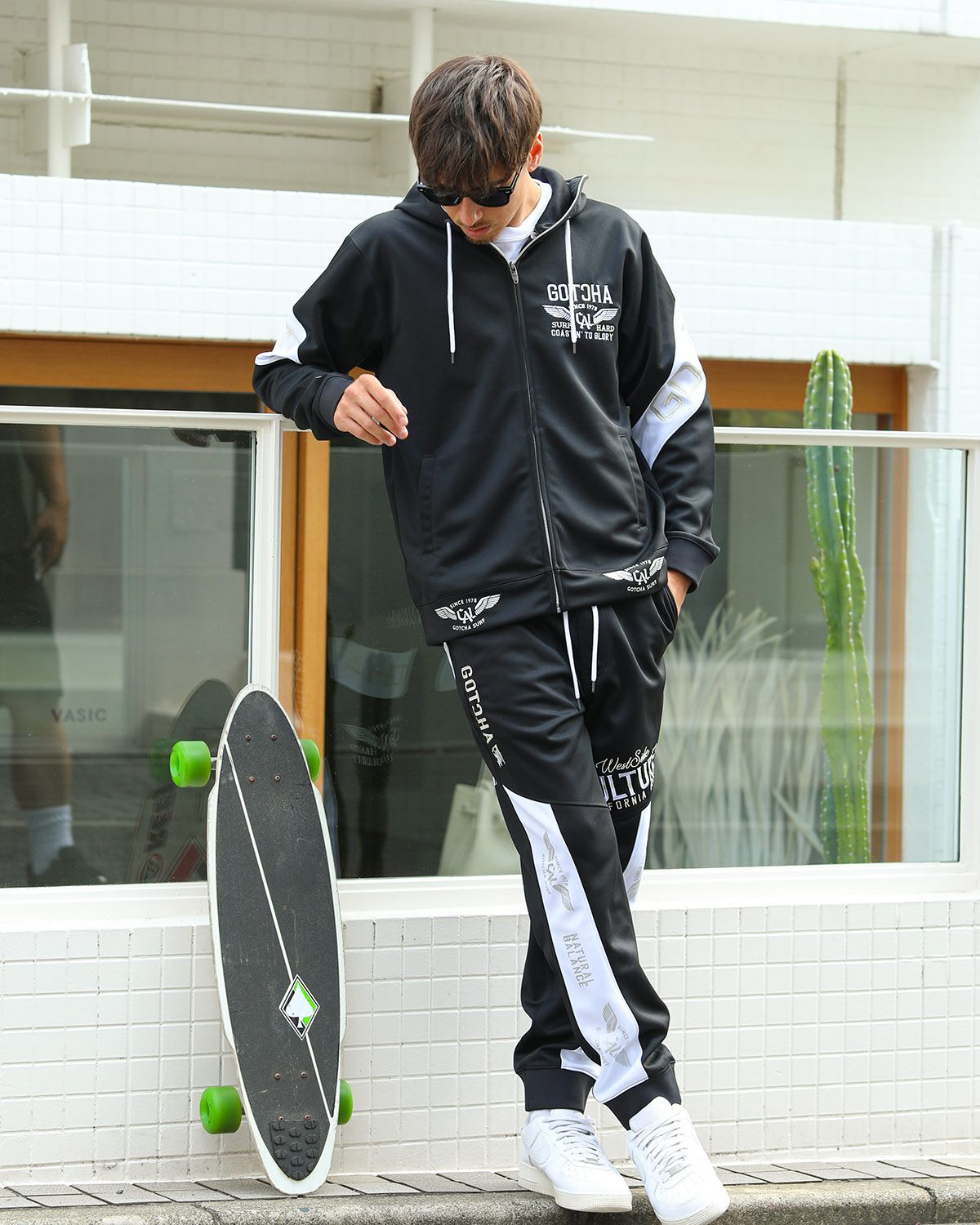 大胆に、華やかに。動きも輝きも、妥協しない GOTCHA METALLIC OUTFITS