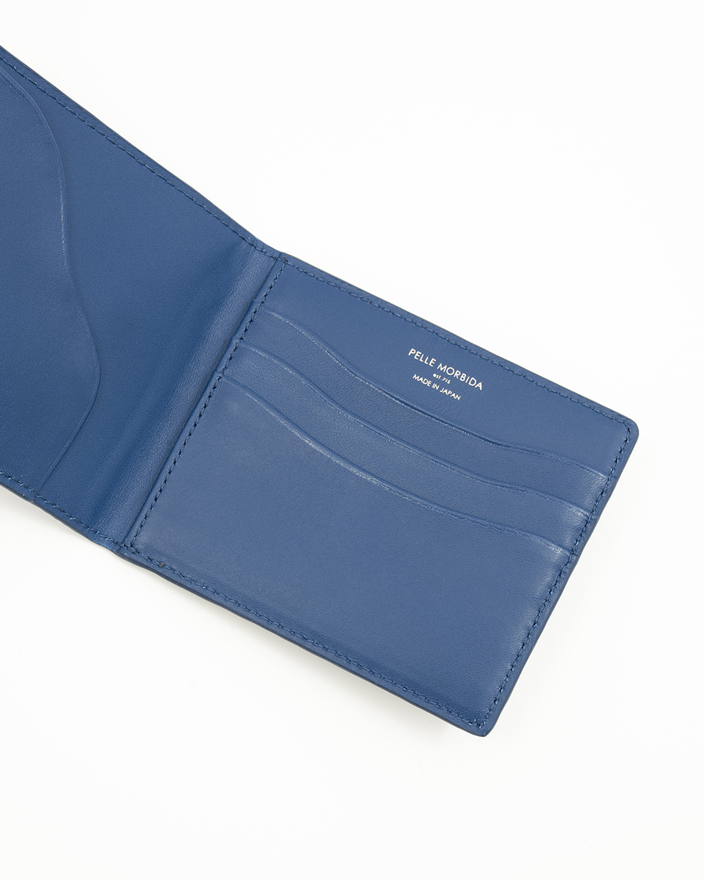 スティングレイレザーを使用したコンパクトウォレットが登場