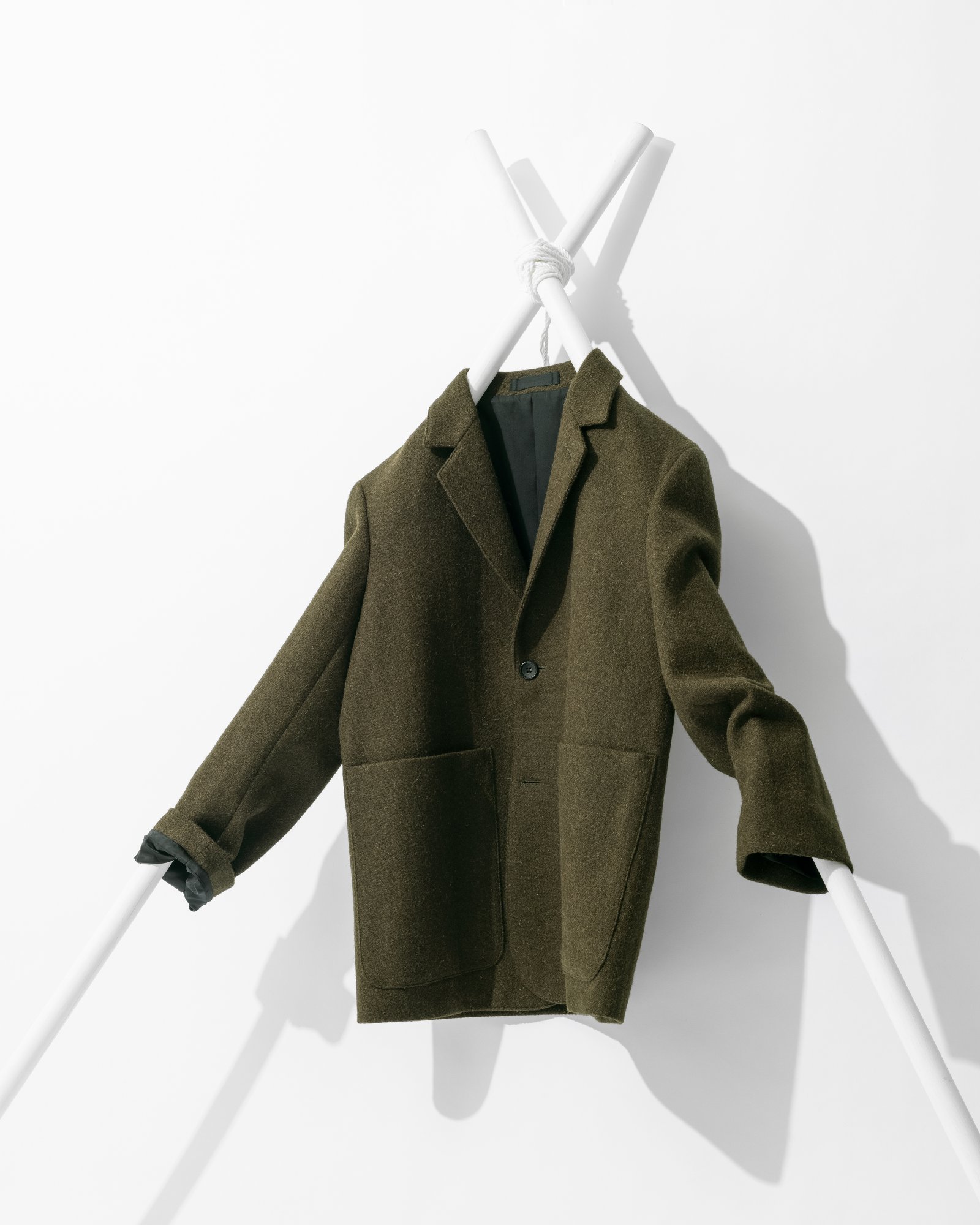 着る／知る】Vol.118 力強く美しい英国のハリスツイードを、モダンな