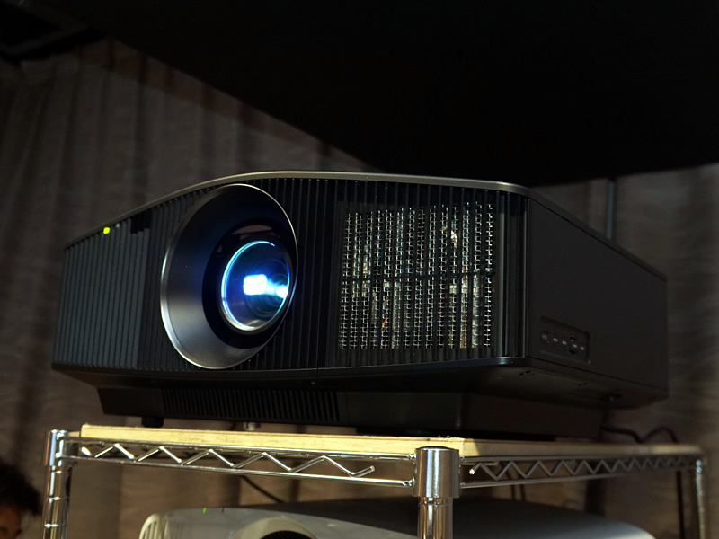 ソニー、“手の届く価格”の4Kネイティブ対応レーザープロジェクター