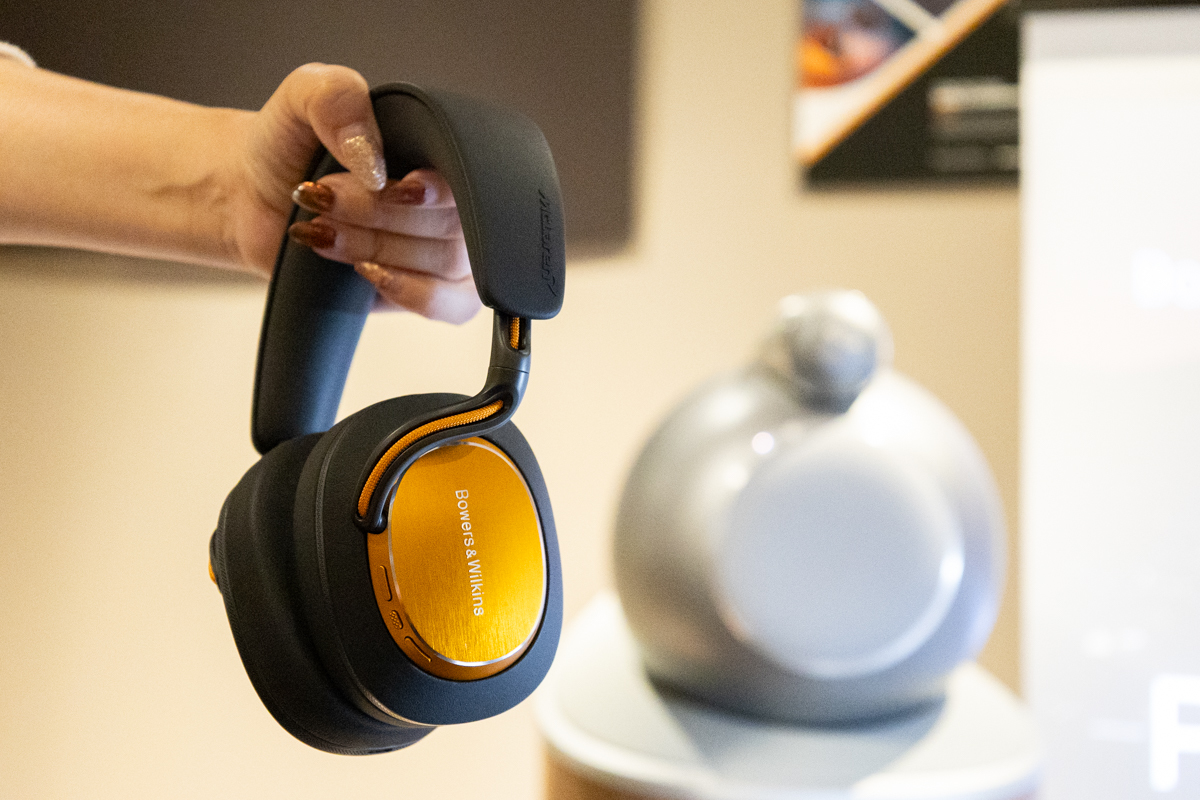 マクラーレン・オレンジ”のB&Wのコラボヘッドホン「Px8 S2 McLaren