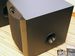 ヤマハ、“ツイステッドフレアポート”搭載サブウーファー「NS-SW300