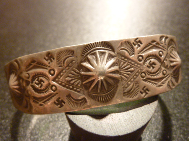 ナバホ 20〜40年代Antiqie Fred・Harvey 卍（スワスティカ） バングル
