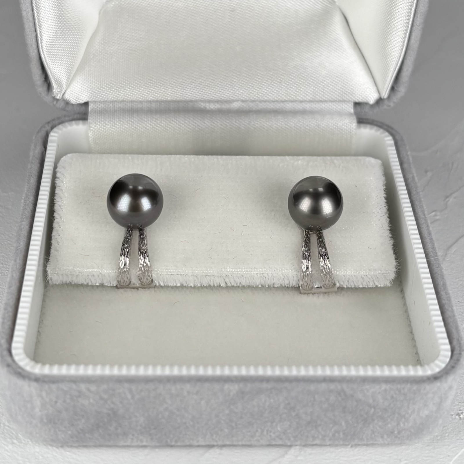 黒蝶真珠 ブラックパール ラウンド K14WGイヤリング 9-9.5mm タヒチ