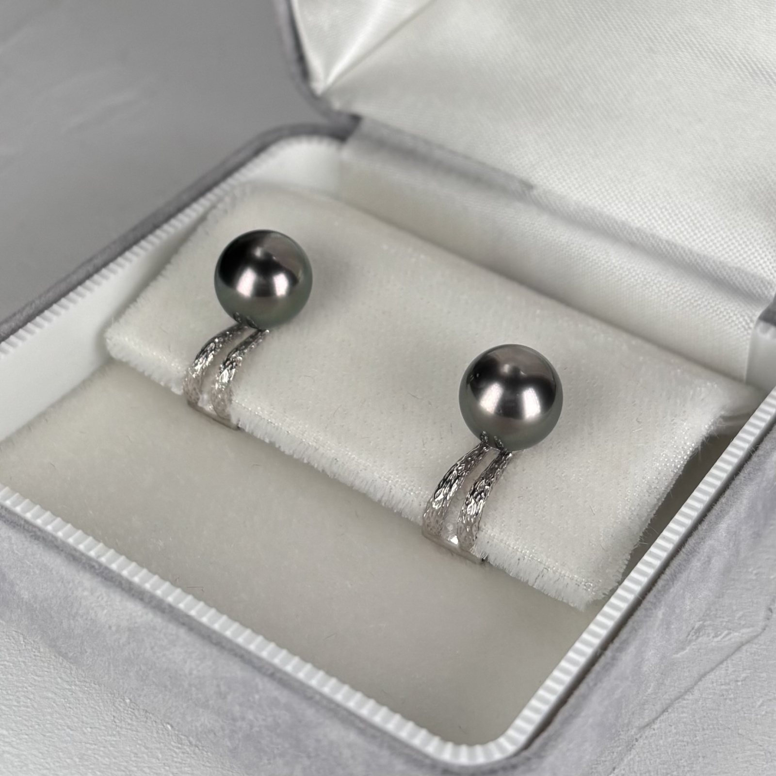 黒蝶真珠 ブラックパール ラウンド K14WGイヤリング 9-9.5mm タヒチ