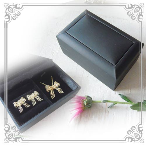 ギフトケース】黒のセット用ジュエリーケース。ピアスとネックレス