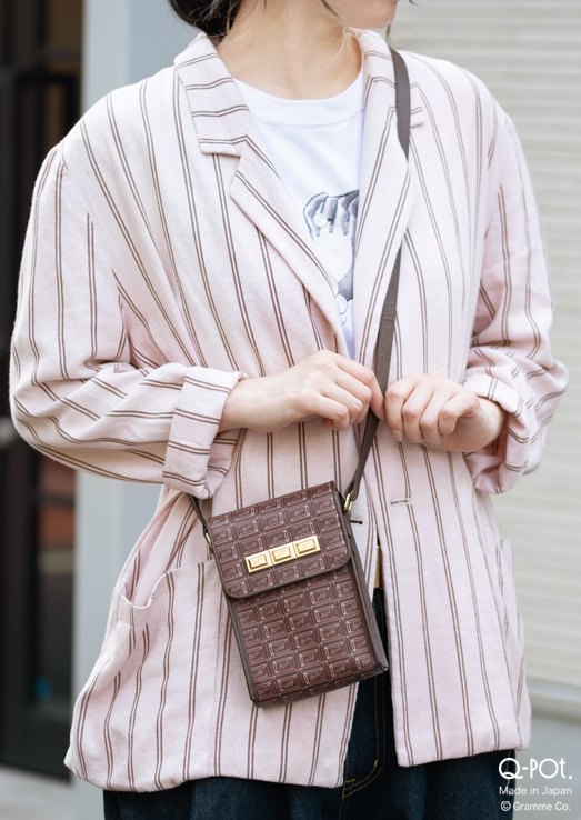 スマートフォンの持ち運びに便利！ビターチョコレートのNewポシェット