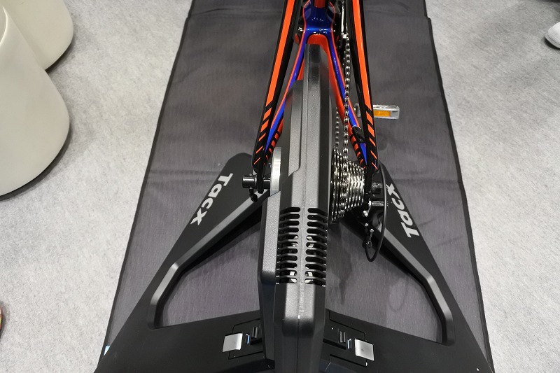 Tacx（タックス）【路面からの振動まで再現】Neo Smart （ネオスマート