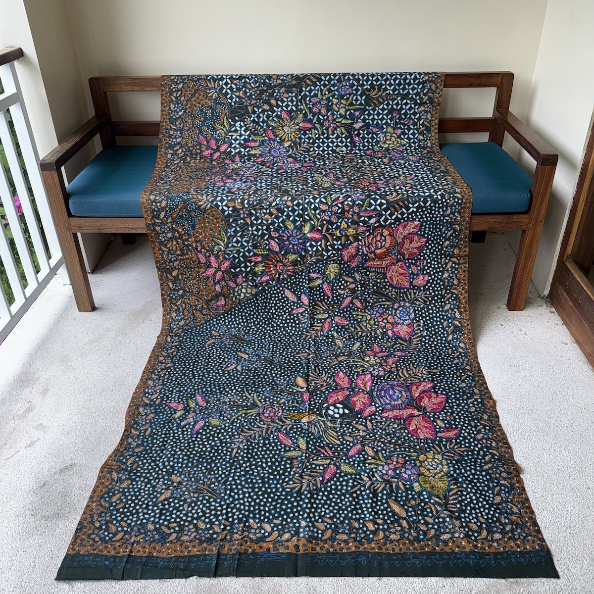 バティック（ジャワ更紗・綿100%・手描き/手染め） (NRA946-052)