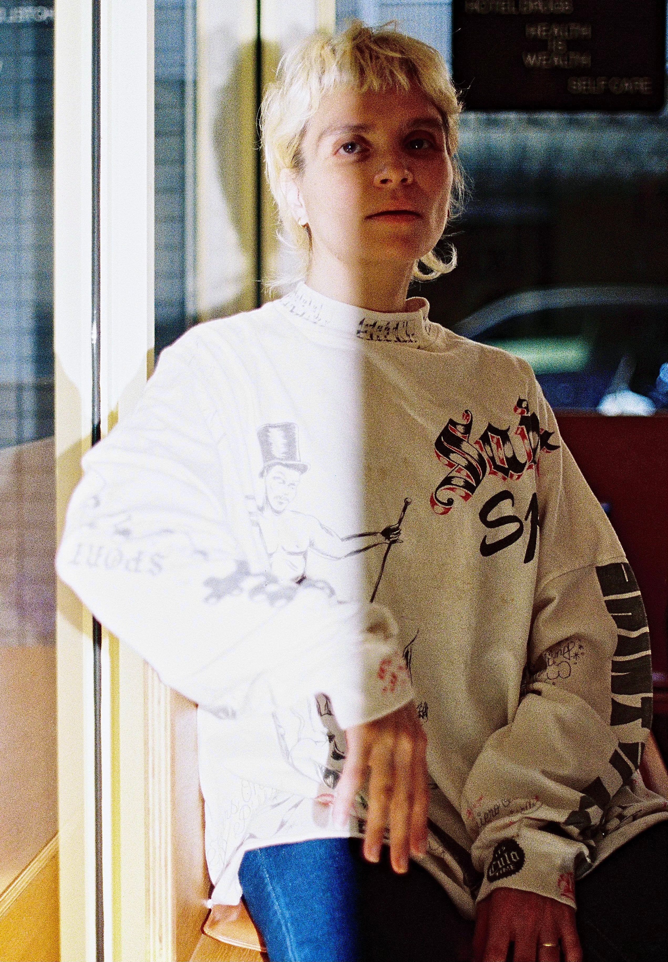 SAINT Mxxxxxx]ALX_LS TEE/DRAWING/WHITE(SM-HR1-0000-C30) – R&Co.