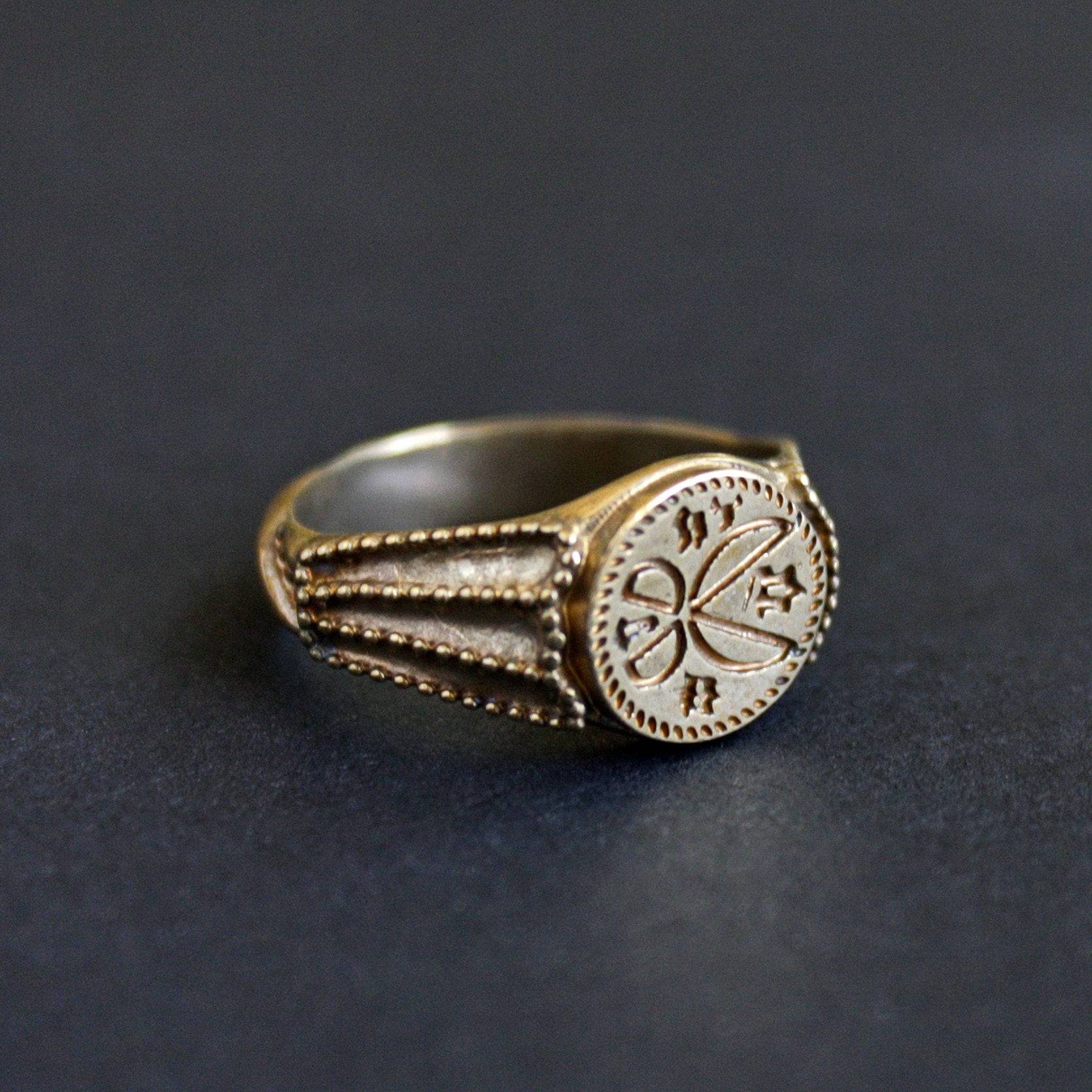 Signet Ring with Engraving of Shears - 15th century – Reliquaria