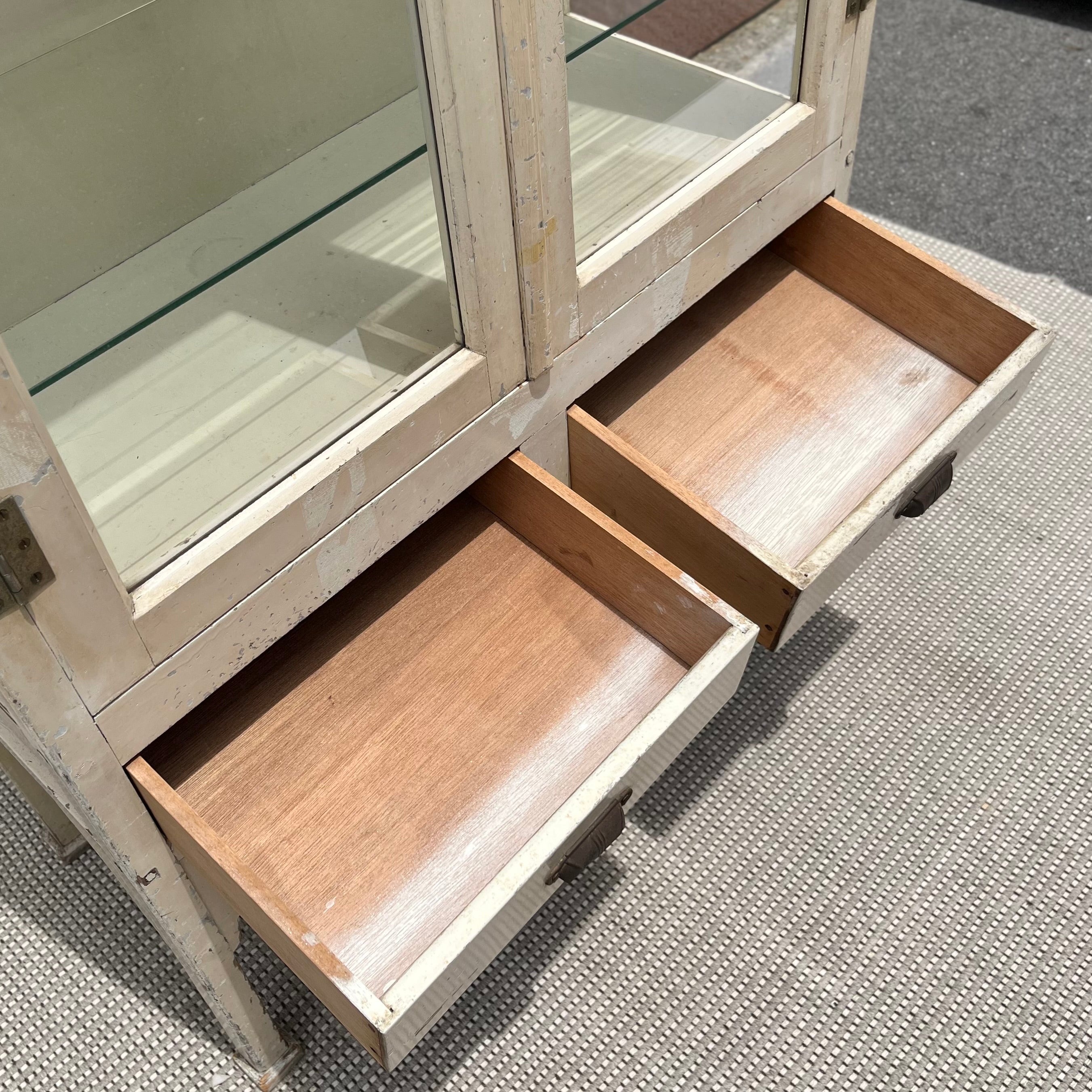 ケビント 古い木製医療棚 日本 アンティーク キャビネット ガラス