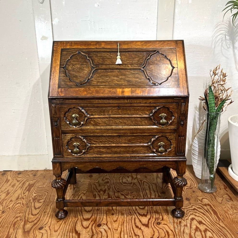 木製ライティングビューロー 彫刻入り 机 アンティーク - イギリス