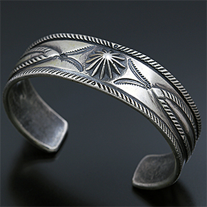 クリーク族 Jesse Robbins 3/4” コインシルバー リポウズ バングル