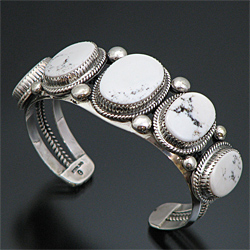 NAVAJO/ナバホ族 ホワイトバッファロー 5個付き バングル 【送料無料】