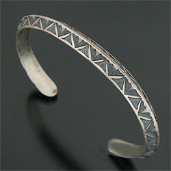 ナバホ族 Gary Reeves スタンプワーク トライアングルワイヤ― バングル