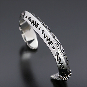 ナバホ族 Delayne Reeves #1トライアングルワイヤー アロー バングル