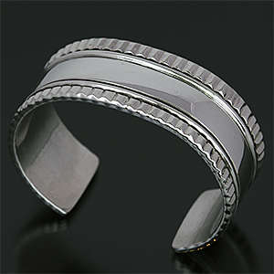 ナバホ族 Darryl Dean Begay 1” コインシルバー チゼルワーク バングル