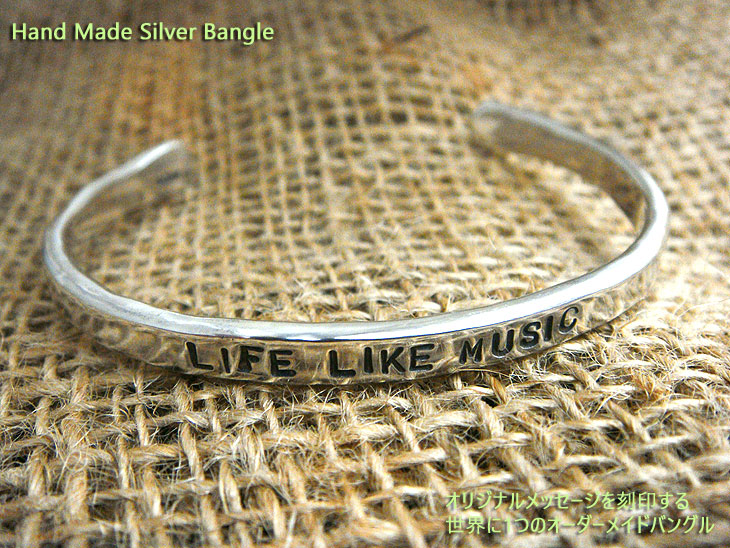 ご希望の文字が刻印できるハンドメイドシルバーバングル プレゼントに