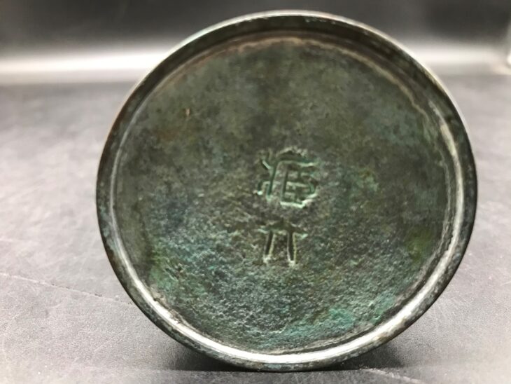 秦 蔵六 作 『立鼓式塗金銅花器』 ｜骨董品買取 緑和堂