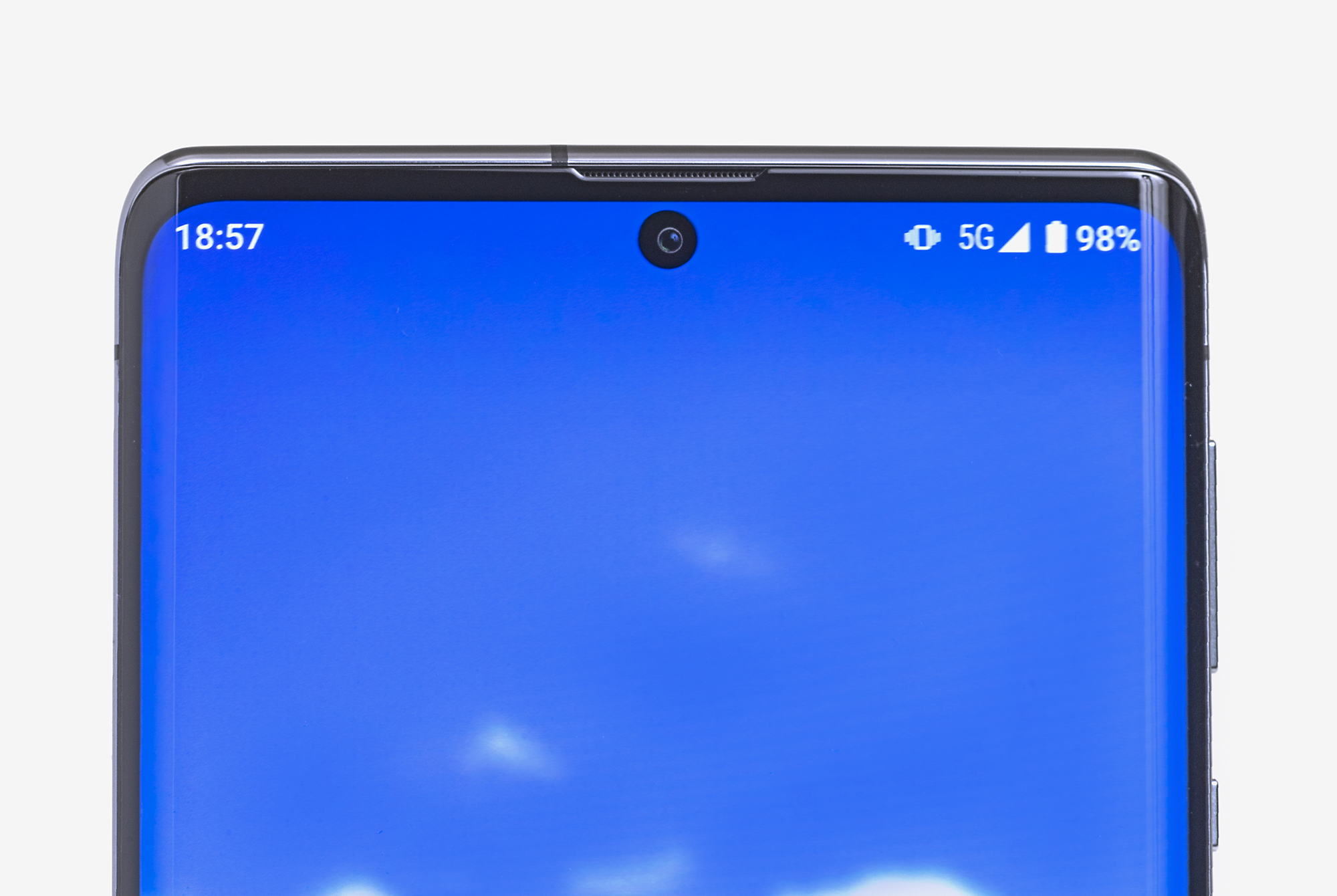 新時代のハイエンドスマートフォンを定義するシャープ「AQUOS R6」登場！