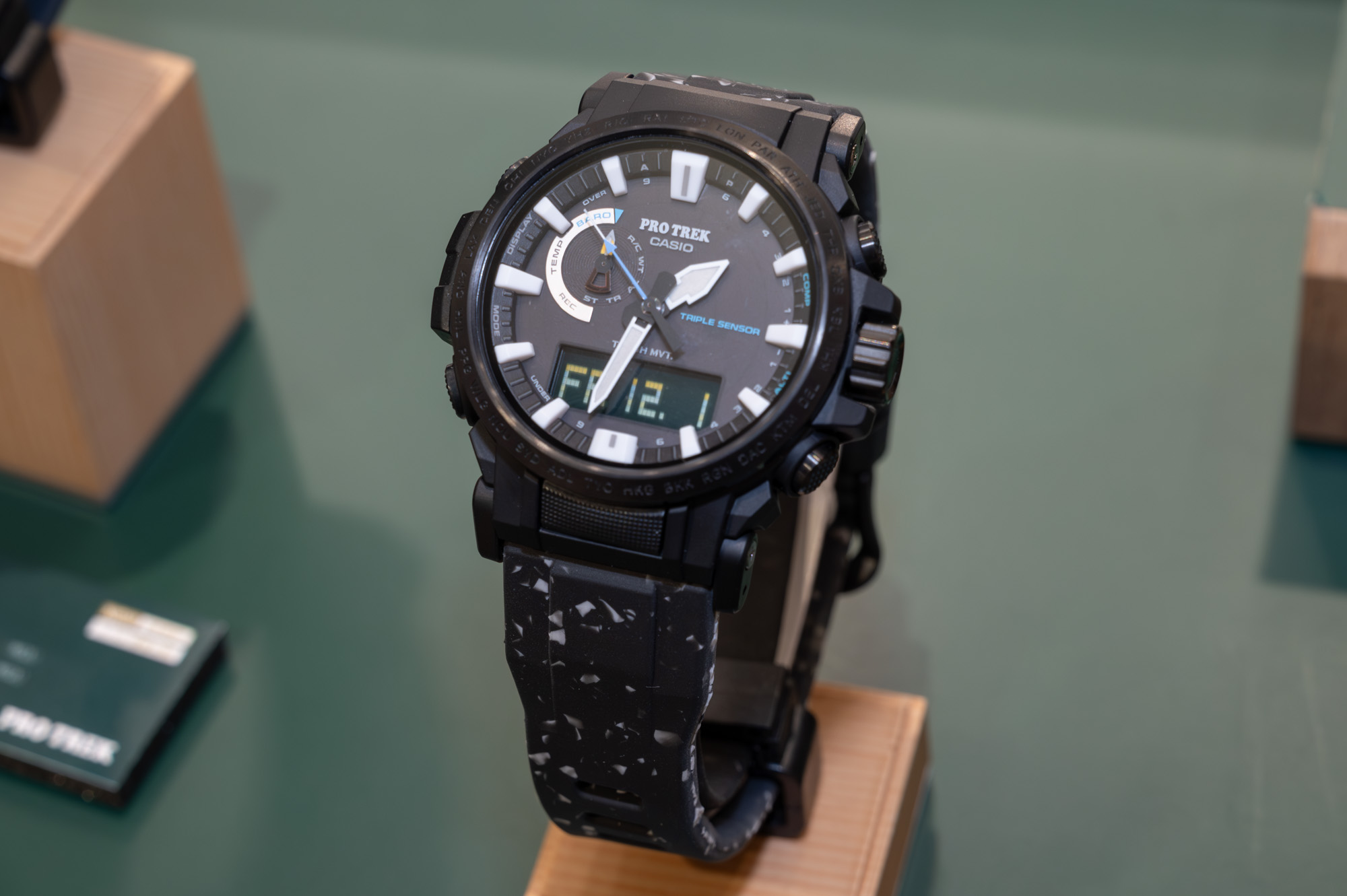 カシオPRO TREK イヌワシや雪解け水をデザインした日本自然保護協会