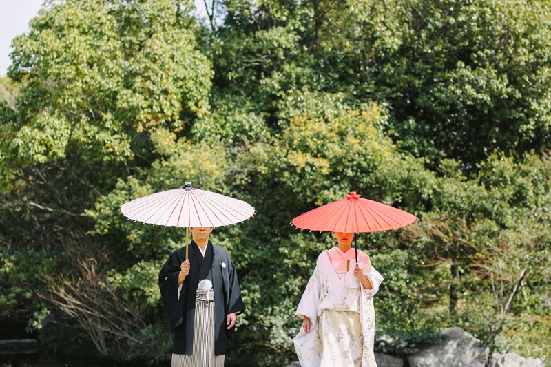 素敵ショット✨和傘と白無垢のコントラストが◎‼ | 名古屋の前撮り