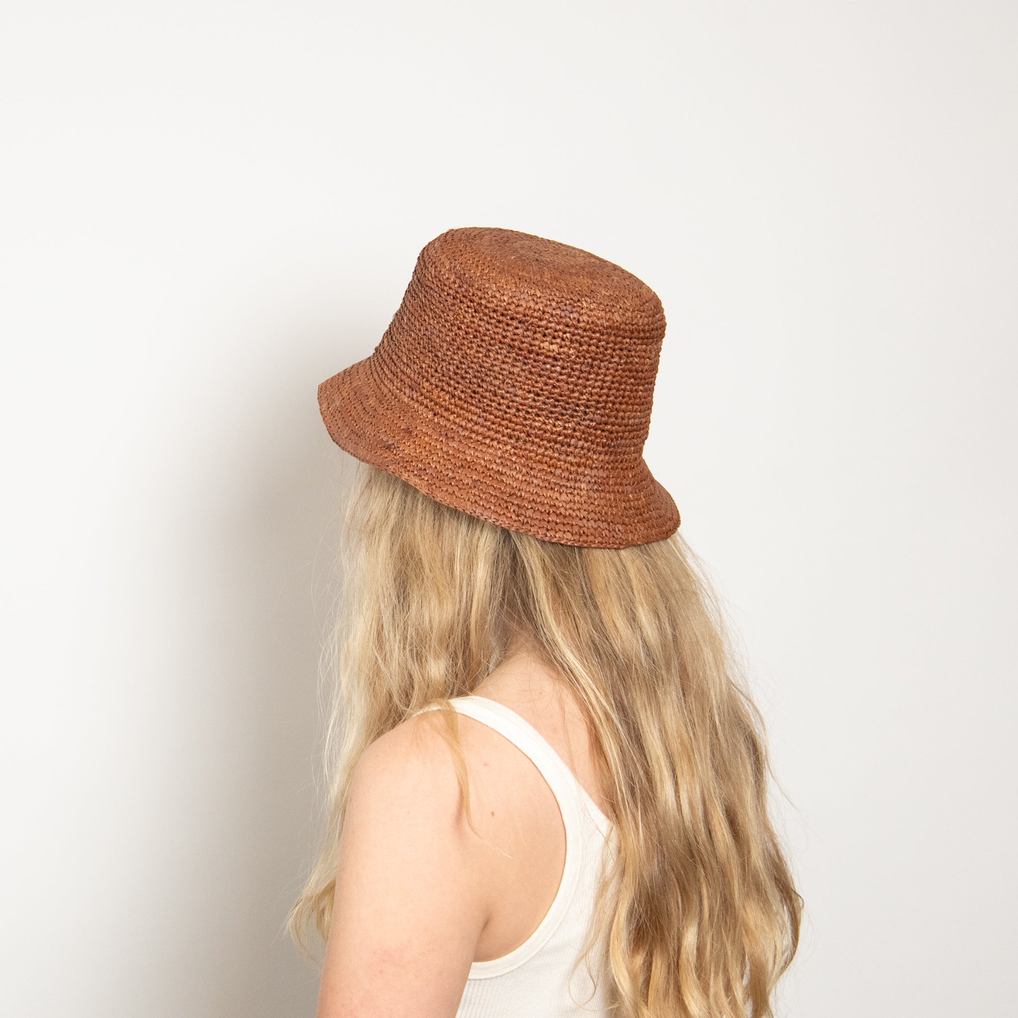 Aden Raffia Bucket Hat in Chocolate