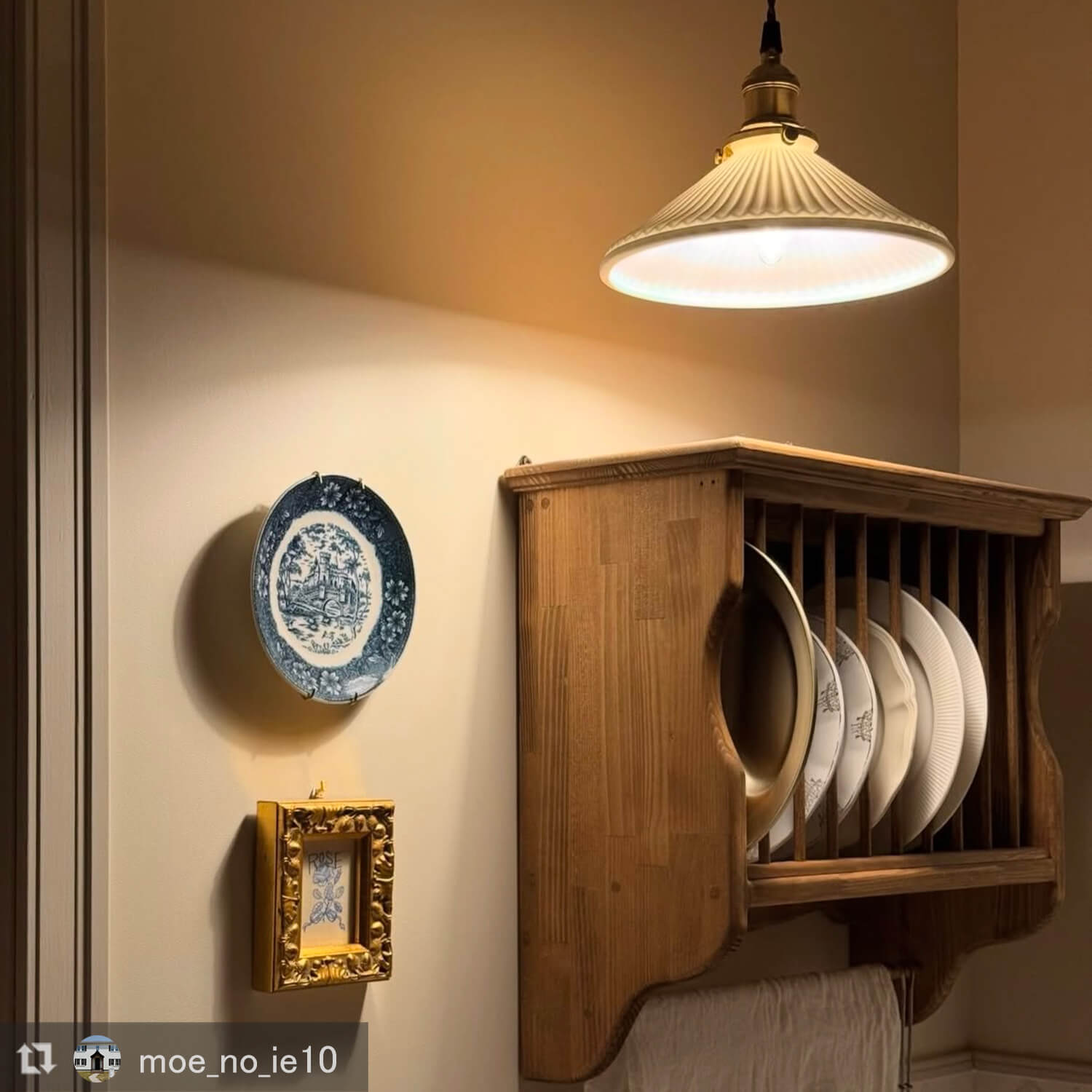 レトロな陶器シェードと真鍮ソケット照明 - パルラペンダントライト