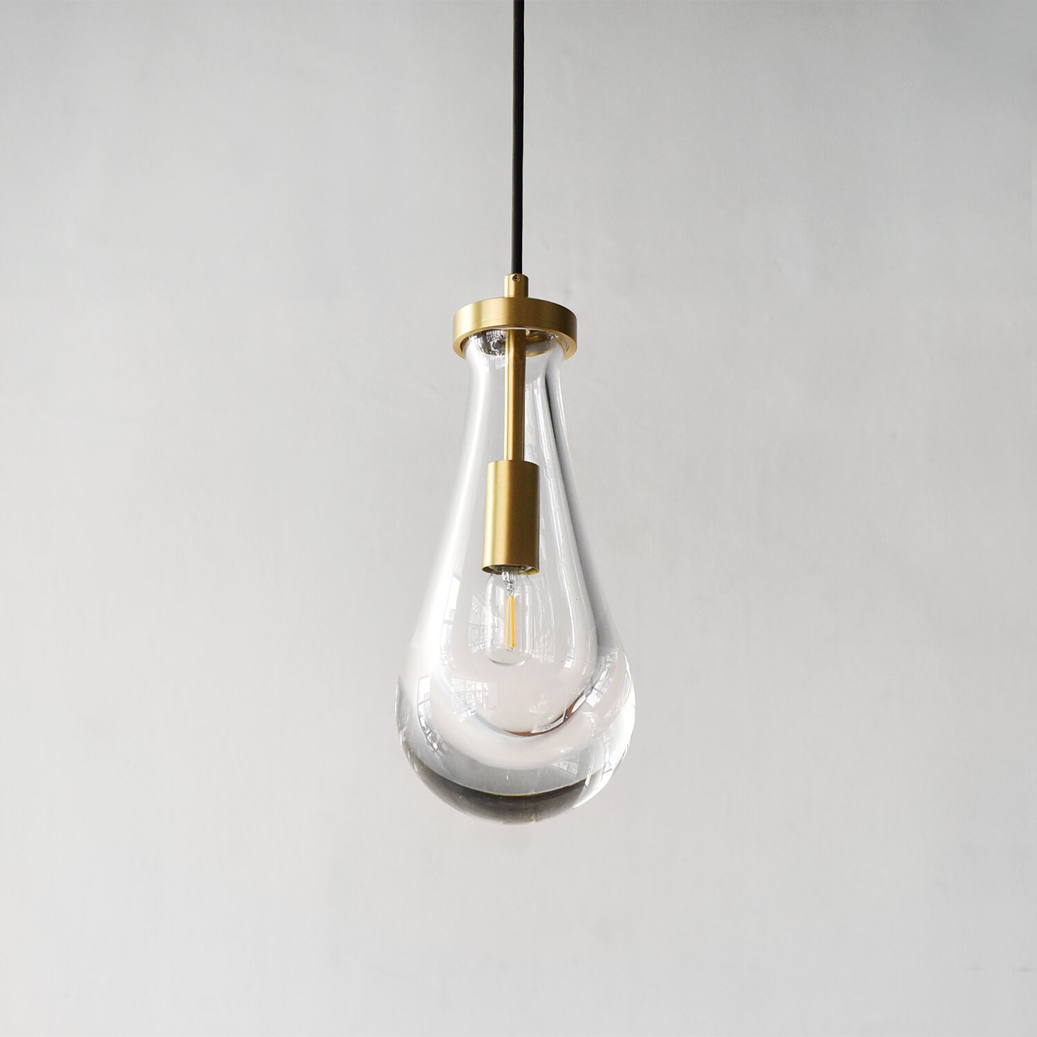 水の雫が落ちる瞬間を切り取ったような独特な形状 - ブリラペンダント