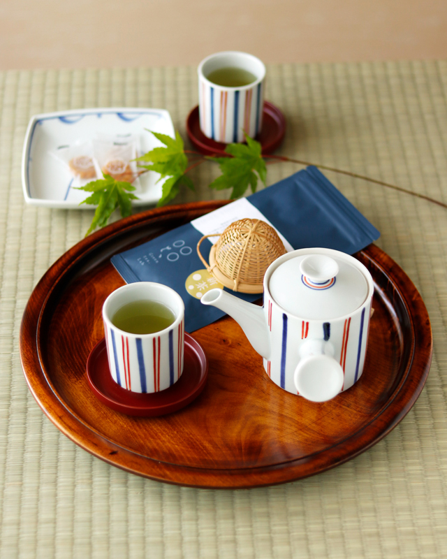 砥部焼の和食器 香川漆器の丸盆 【砥部工房 からくさ】