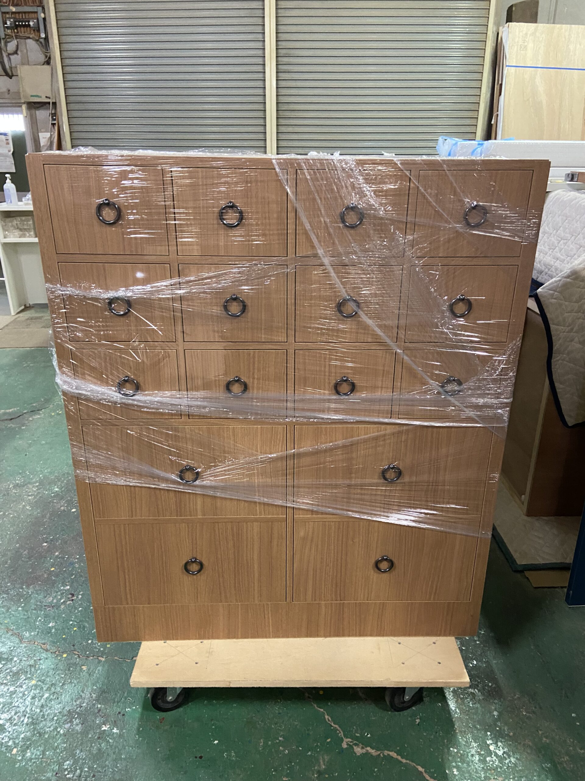 薬箪笥風L型カウンター～工場からお届け～ | 特注什器ドットコム｜店舗