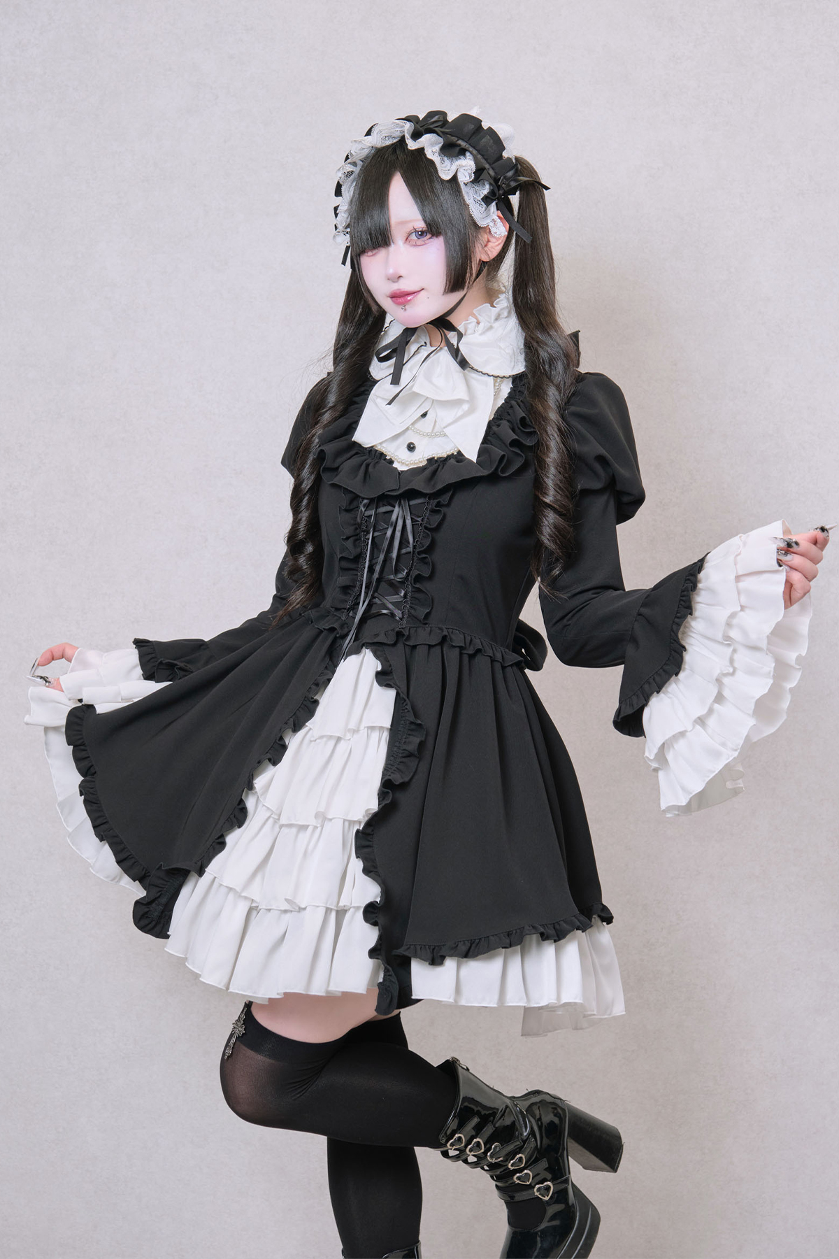 アリス風編み上げドレスワンピース：黒×白フリル×白パール｜東京