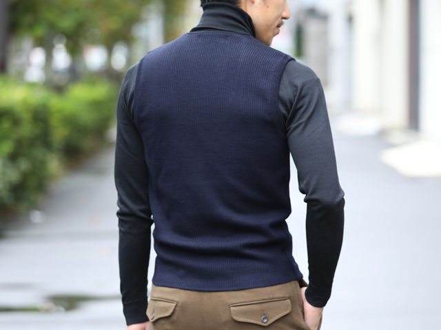 普通のニットに飽きた大人に捧げるダブルなニットジレ。｜TOKYOlife