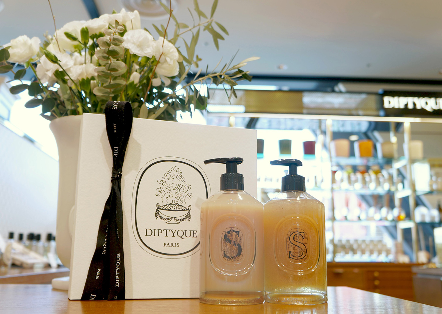 新生活のギフトに〈Diptyque (ディプティック)〉の美しいガラスボトル