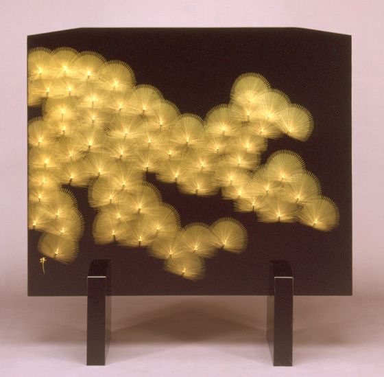 輪島塗 衝立（ついたて）寿松沈金は、のみで彫った美しい線が、幾重に