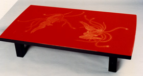 輪島塗家具・座卓 鳳凰沈金は、朱塗りの座卓に金の鳳凰が舞う | 輪島塗