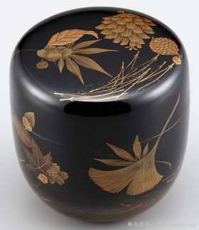 棗（なつめ）研ぎ出し蒔絵吹き寄せ春秋の図は、秋の風情と桜を共に描い