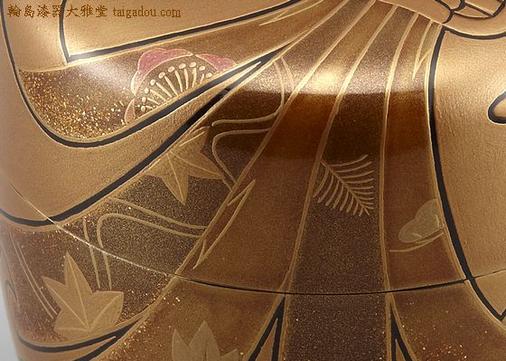 棗（なつめ）金地のし蒔絵は、豪華な金地にお目出度い熨斗蒔絵の棗