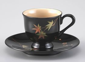 コーヒーカップ 春秋蒔絵は、内側を白塗りにしてコーヒーの色も