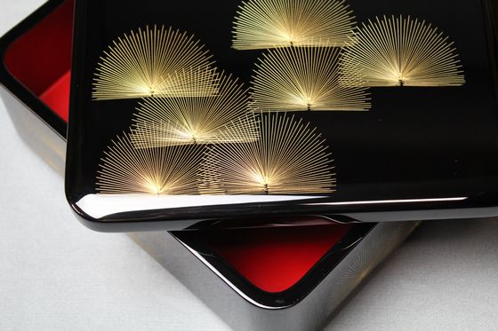 三段重箱 寿松沈金（平台付） 429,000円（税込） | 輪島塗の塗師屋