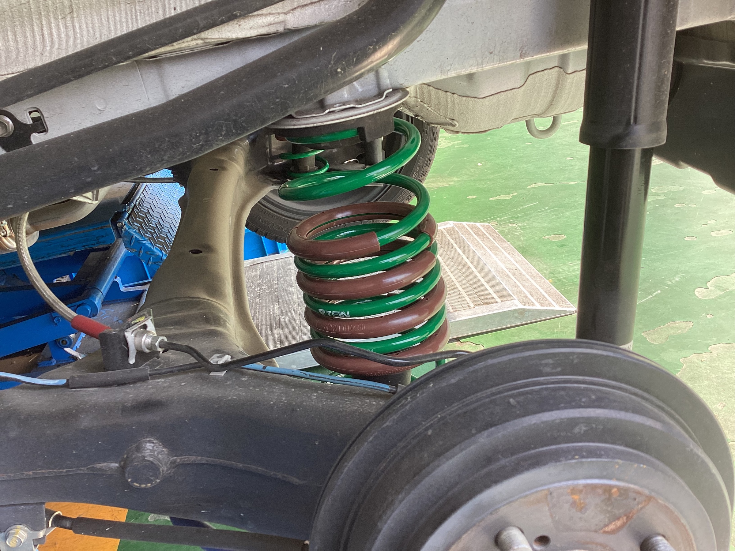 ホンダ N-BOX JF3型】車高を下げて見た目良し！安定性良し！【TEIN