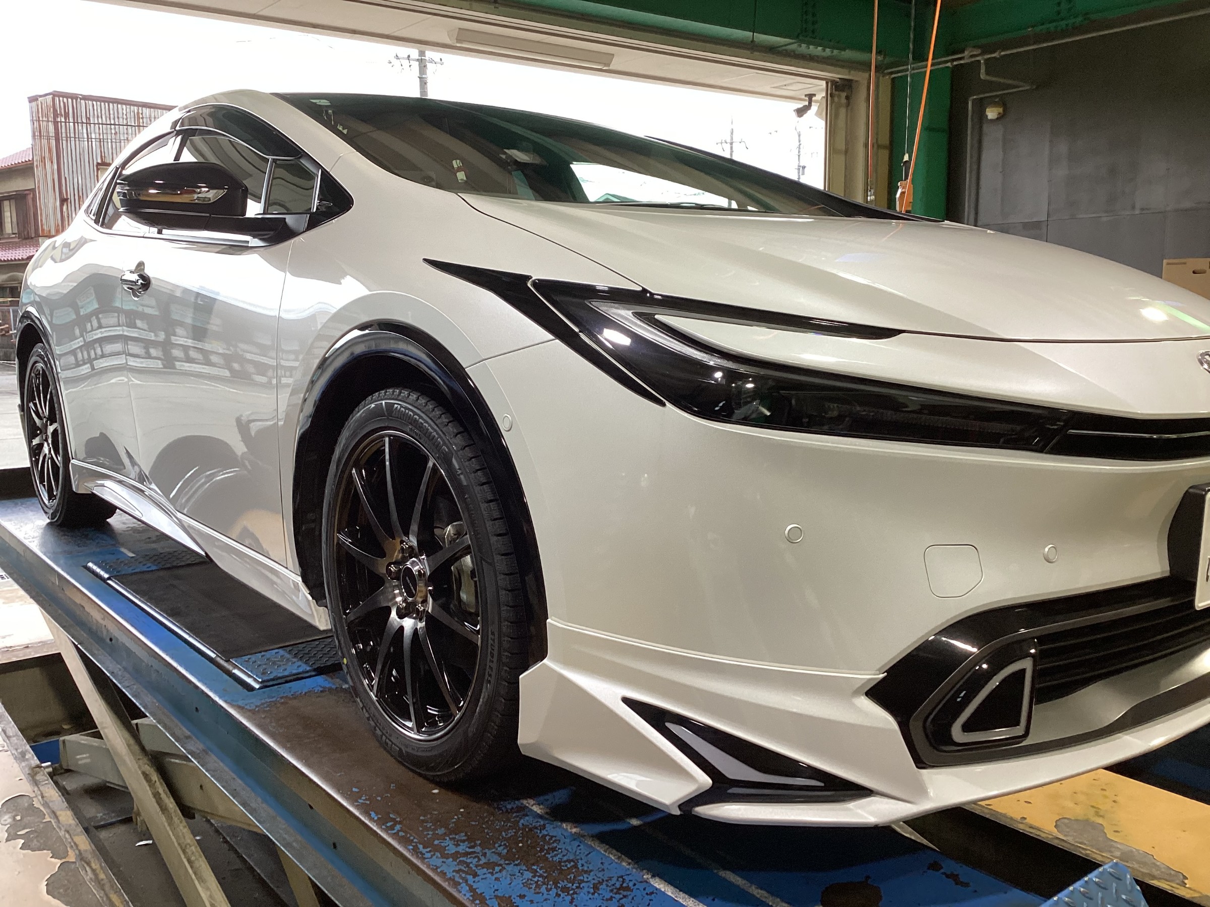 作業事例】「トヨタ・プリウス」スタッドレスタイヤホイールセット装着