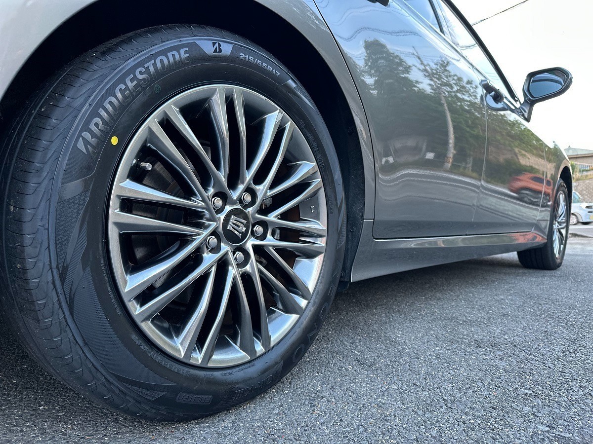 トヨタ クラウン】タイヤ交換作業 REGNO GR-XⅢ 215/55R17 | 店舗お