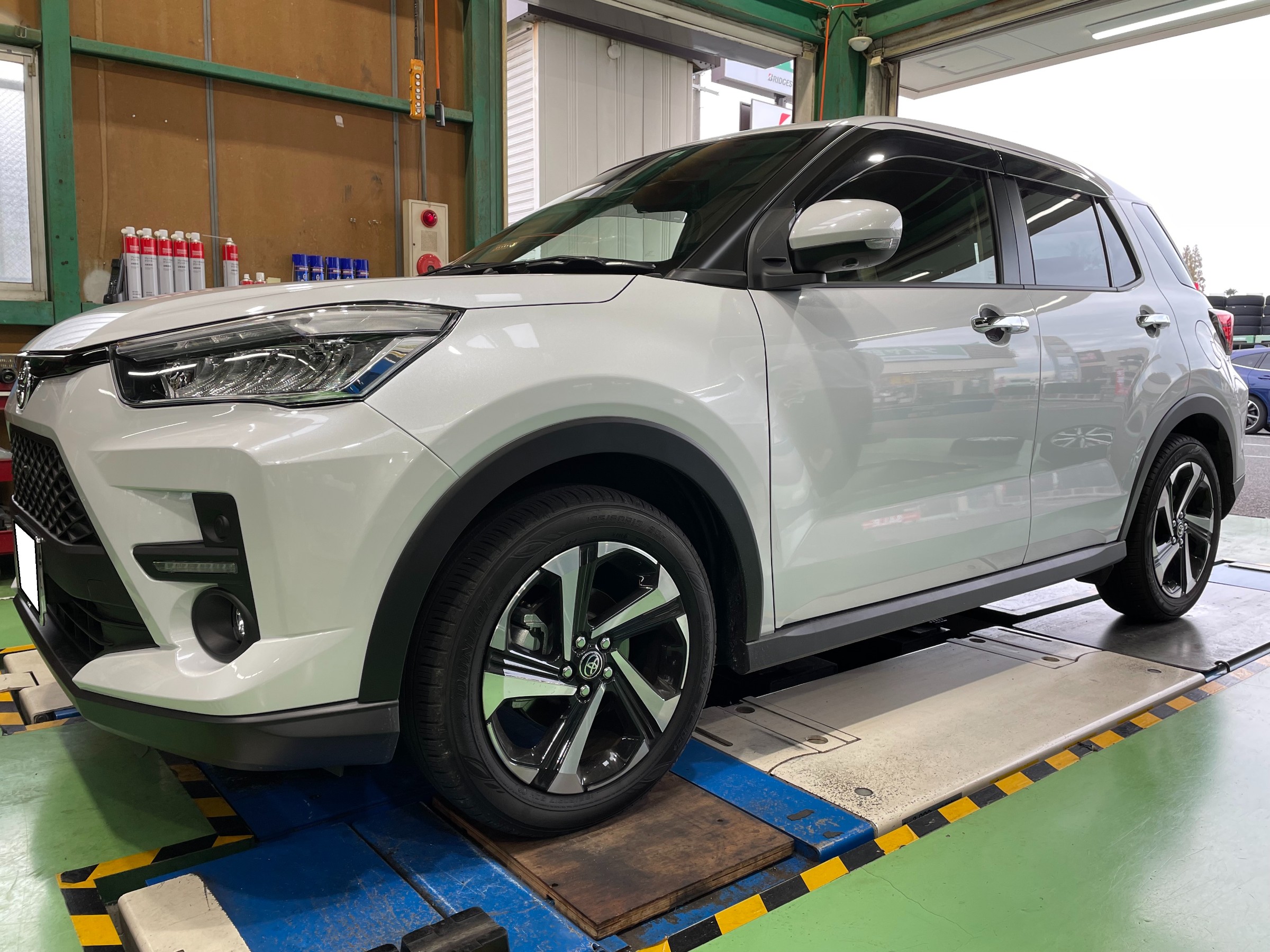 スタッドレスタイヤは当店にお任せ！本日のタイヤ交換【トヨタ ライズ